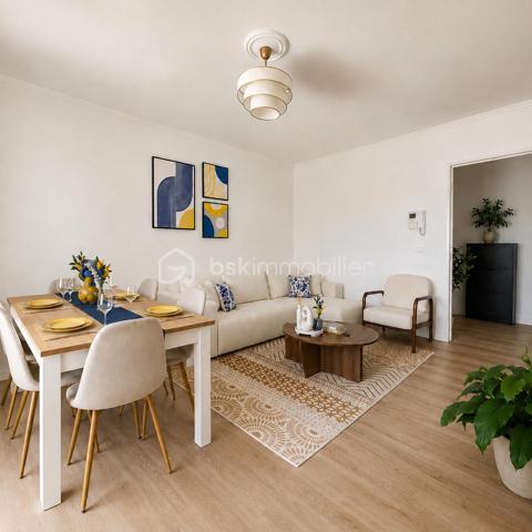 Nice / Corniche Fleurie 

Au cœur d’une résidence récente avec ascenseur, découvrez ce superbe appartement traversant de 3 pièces de 68m², situé au 2ᵉ et dernier étage.

La résidence séduit par son environnement privilégié et verdoyant, offrant une piscine, plus de 2 500 m² d’espaces verts privatifs exclusivement réservés aux copropriétaires, ainsi que de nombreux stationnements collectifs.

Dès l’entrée, vous découvrirez une spacieuse pièce de vie de plus de 20 m², baignée de lumière et sublimée par une décoration raffinée et harmonieuse. Le séjour, équipé de la climatisation, s’ouvre sur une agréable terrasse de 9,50 m² exposée Ouest, bénéficiant d’une vue totalement dégagée avec aperçu mer, idéale pour profiter pleinement des beaux jours.

Une grande cuisine indépendante aménagée, attenante au séjour, bénéficie elle aussi d’une belle luminosité grâce à sa fenêtre ouvrant sur une vue totalement dégagée. Un cadre particulièrement agréable au quotidien, qui prolonge la sensation d’espace et d’ouverture de l’appartement

Parfaitement séparé par un dégagement avec rangements, l’espace nuit se compose de deux chambres confortables, d’une salle de bains et d’un WC indépendant, offrant un agencement aussi fonctionnel qu’agréable.

 Un garage fermé complète ce bien, véritable confort au quotidien.
 Possobilité d' acquérir un second garage en sus.

Lumineux, traversant et parfaitement entretenu, cet appartement séduit par son atmosphère chaleureuse, sa décoration soignée, son dernier étage et son environnement verdoyant.

Un bien où confort, sérénité et qualité de vie se conjuguent au quotidien.
