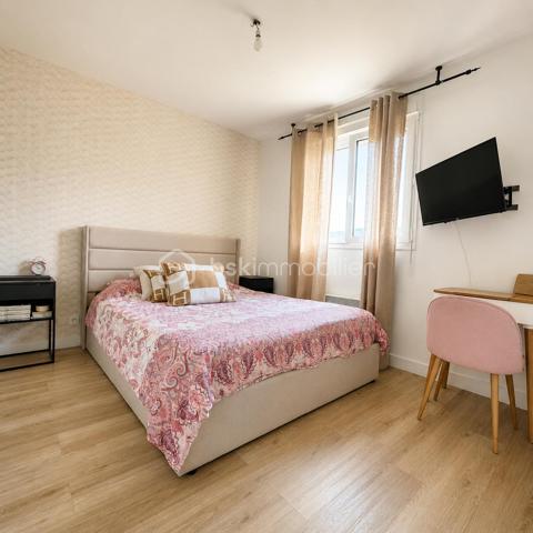 Nice / Corniche Fleurie 

Au cœur d’une résidence récente avec ascenseur, découvrez ce superbe appartement traversant de 3 pièces de 68m², situé au 2ᵉ et dernier étage.

La résidence séduit par son environnement privilégié et verdoyant, offrant une piscine, plus de 2 500 m² d’espaces verts privatifs exclusivement réservés aux copropriétaires, ainsi que de nombreux stationnements collectifs.

Dès l’entrée, vous découvrirez une spacieuse pièce de vie de plus de 20 m², baignée de lumière et sublimée par une décoration raffinée et harmonieuse. Le séjour, équipé de la climatisation, s’ouvre sur une agréable terrasse de 9,50 m² exposée Ouest, bénéficiant d’une vue totalement dégagée avec aperçu mer, idéale pour profiter pleinement des beaux jours.

Une grande cuisine indépendante aménagée, attenante au séjour, bénéficie elle aussi d’une belle luminosité grâce à sa fenêtre ouvrant sur une vue totalement dégagée. Un cadre particulièrement agréable au quotidien, qui prolonge la sensation d’espace et d’ouverture de l’appartement

Parfaitement séparé par un dégagement avec rangements, l’espace nuit se compose de deux chambres confortables, d’une salle de bains et d’un WC indépendant, offrant un agencement aussi fonctionnel qu’agréable.

 Un garage fermé complète ce bien, véritable confort au quotidien.
 Possobilité d' acquérir un second garage en sus.

Lumineux, traversant et parfaitement entretenu, cet appartement séduit par son atmosphère chaleureuse, sa décoration soignée, son dernier étage et son environnement verdoyant.

Un bien où confort, sérénité et qualité de vie se conjuguent au quotidien.