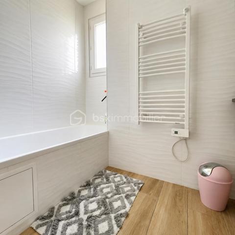 Nice / Corniche Fleurie 

Au cœur d’une résidence récente avec ascenseur, découvrez ce superbe appartement traversant de 3 pièces de 68m², situé au 2ᵉ et dernier étage.

La résidence séduit par son environnement privilégié et verdoyant, offrant une piscine, plus de 2 500 m² d’espaces verts privatifs exclusivement réservés aux copropriétaires, ainsi que de nombreux stationnements collectifs.

Dès l’entrée, vous découvrirez une spacieuse pièce de vie de plus de 20 m², baignée de lumière et sublimée par une décoration raffinée et harmonieuse. Le séjour, équipé de la climatisation, s’ouvre sur une agréable terrasse de 9,50 m² exposée Ouest, bénéficiant d’une vue totalement dégagée avec aperçu mer, idéale pour profiter pleinement des beaux jours.

Une grande cuisine indépendante aménagée, attenante au séjour, bénéficie elle aussi d’une belle luminosité grâce à sa fenêtre ouvrant sur une vue totalement dégagée. Un cadre particulièrement agréable au quotidien, qui prolonge la sensation d’espace et d’ouverture de l’appartement

Parfaitement séparé par un dégagement avec rangements, l’espace nuit se compose de deux chambres confortables, d’une salle de bains et d’un WC indépendant, offrant un agencement aussi fonctionnel qu’agréable.

 Un garage fermé complète ce bien, véritable confort au quotidien.
 Possobilité d' acquérir un second garage en sus.

Lumineux, traversant et parfaitement entretenu, cet appartement séduit par son atmosphère chaleureuse, sa décoration soignée, son dernier étage et son environnement verdoyant.

Un bien où confort, sérénité et qualité de vie se conjuguent au quotidien.