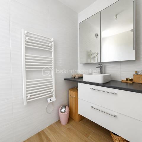 Nice / Corniche Fleurie 

Au cœur d’une résidence récente avec ascenseur, découvrez ce superbe appartement traversant de 3 pièces de 68m², situé au 2ᵉ et dernier étage.

La résidence séduit par son environnement privilégié et verdoyant, offrant une piscine, plus de 2 500 m² d’espaces verts privatifs exclusivement réservés aux copropriétaires, ainsi que de nombreux stationnements collectifs.

Dès l’entrée, vous découvrirez une spacieuse pièce de vie de plus de 20 m², baignée de lumière et sublimée par une décoration raffinée et harmonieuse. Le séjour, équipé de la climatisation, s’ouvre sur une agréable terrasse de 9,50 m² exposée Ouest, bénéficiant d’une vue totalement dégagée avec aperçu mer, idéale pour profiter pleinement des beaux jours.

Une grande cuisine indépendante aménagée, attenante au séjour, bénéficie elle aussi d’une belle luminosité grâce à sa fenêtre ouvrant sur une vue totalement dégagée. Un cadre particulièrement agréable au quotidien, qui prolonge la sensation d’espace et d’ouverture de l’appartement

Parfaitement séparé par un dégagement avec rangements, l’espace nuit se compose de deux chambres confortables, d’une salle de bains et d’un WC indépendant, offrant un agencement aussi fonctionnel qu’agréable.

 Un garage fermé complète ce bien, véritable confort au quotidien.
 Possobilité d' acquérir un second garage en sus.

Lumineux, traversant et parfaitement entretenu, cet appartement séduit par son atmosphère chaleureuse, sa décoration soignée, son dernier étage et son environnement verdoyant.

Un bien où confort, sérénité et qualité de vie se conjuguent au quotidien.