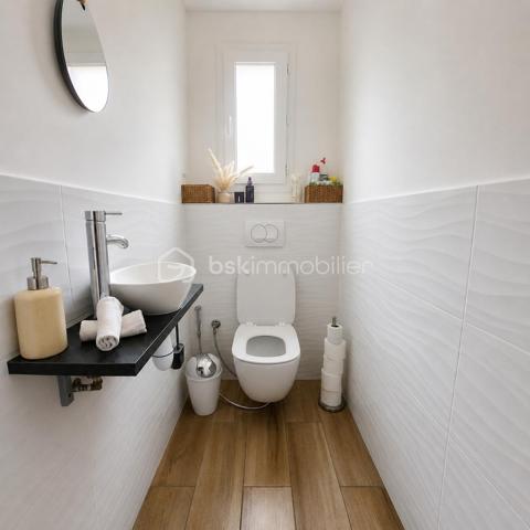 Nice / Corniche Fleurie 

Au cœur d’une résidence récente avec ascenseur, découvrez ce superbe appartement traversant de 3 pièces de 68m², situé au 2ᵉ et dernier étage.

La résidence séduit par son environnement privilégié et verdoyant, offrant une piscine, plus de 2 500 m² d’espaces verts privatifs exclusivement réservés aux copropriétaires, ainsi que de nombreux stationnements collectifs.

Dès l’entrée, vous découvrirez une spacieuse pièce de vie de plus de 20 m², baignée de lumière et sublimée par une décoration raffinée et harmonieuse. Le séjour, équipé de la climatisation, s’ouvre sur une agréable terrasse de 9,50 m² exposée Ouest, bénéficiant d’une vue totalement dégagée avec aperçu mer, idéale pour profiter pleinement des beaux jours.

Une grande cuisine indépendante aménagée, attenante au séjour, bénéficie elle aussi d’une belle luminosité grâce à sa fenêtre ouvrant sur une vue totalement dégagée. Un cadre particulièrement agréable au quotidien, qui prolonge la sensation d’espace et d’ouverture de l’appartement

Parfaitement séparé par un dégagement avec rangements, l’espace nuit se compose de deux chambres confortables, d’une salle de bains et d’un WC indépendant, offrant un agencement aussi fonctionnel qu’agréable.

 Un garage fermé complète ce bien, véritable confort au quotidien.
 Possobilité d' acquérir un second garage en sus.

Lumineux, traversant et parfaitement entretenu, cet appartement séduit par son atmosphère chaleureuse, sa décoration soignée, son dernier étage et son environnement verdoyant.

Un bien où confort, sérénité et qualité de vie se conjuguent au quotidien.