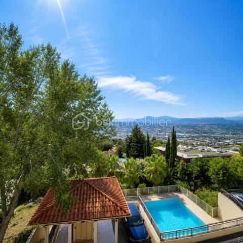Nice / Corniche Fleurie 

Au cœur d’une résidence récente avec ascenseur, découvrez ce superbe appartement traversant de 3 pièces de 68m², situé au 2ᵉ et dernier étage.

La résidence séduit par son environnement privilégié et verdoyant, offrant une piscine, plus de 2 500 m² d’espaces verts privatifs exclusivement réservés aux copropriétaires, ainsi que de nombreux stationnements collectifs.

Dès l’entrée, vous découvrirez une spacieuse pièce de vie de plus de 20 m², baignée de lumière et sublimée par une décoration raffinée et harmonieuse. Le séjour, équipé de la climatisation, s’ouvre sur une agréable terrasse de 9,50 m² exposée Ouest, bénéficiant d’une vue totalement dégagée avec aperçu mer, idéale pour profiter pleinement des beaux jours.

Une grande cuisine indépendante aménagée, attenante au séjour, bénéficie elle aussi d’une belle luminosité grâce à sa fenêtre ouvrant sur une vue totalement dégagée. Un cadre particulièrement agréable au quotidien, qui prolonge la sensation d’espace et d’ouverture de l’appartement

Parfaitement séparé par un dégagement avec rangements, l’espace nuit se compose de deux chambres confortables, d’une salle de bains et d’un WC indépendant, offrant un agencement aussi fonctionnel qu’agréable.

 Un garage fermé complète ce bien, véritable confort au quotidien.
 Possobilité d' acquérir un second garage en sus.

Lumineux, traversant et parfaitement entretenu, cet appartement séduit par son atmosphère chaleureuse, sa décoration soignée, son dernier étage et son environnement verdoyant.

Un bien où confort, sérénité et qualité de vie se conjuguent au quotidien.