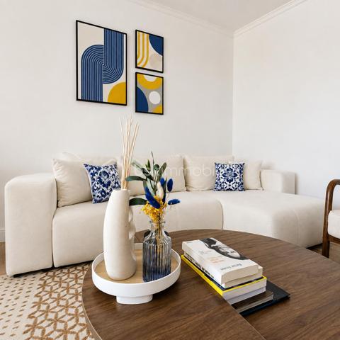 Nice / Corniche Fleurie 

Au cœur d’une résidence récente avec ascenseur, découvrez ce superbe appartement traversant de 3 pièces de 68m², situé au 2ᵉ et dernier étage.

La résidence séduit par son environnement privilégié et verdoyant, offrant une piscine, plus de 2 500 m² d’espaces verts privatifs exclusivement réservés aux copropriétaires, ainsi que de nombreux stationnements collectifs.

Dès l’entrée, vous découvrirez une spacieuse pièce de vie de plus de 20 m², baignée de lumière et sublimée par une décoration raffinée et harmonieuse. Le séjour, équipé de la climatisation, s’ouvre sur une agréable terrasse de 9,50 m² exposée Ouest, bénéficiant d’une vue totalement dégagée avec aperçu mer, idéale pour profiter pleinement des beaux jours.

Une grande cuisine indépendante aménagée, attenante au séjour, bénéficie elle aussi d’une belle luminosité grâce à sa fenêtre ouvrant sur une vue totalement dégagée. Un cadre particulièrement agréable au quotidien, qui prolonge la sensation d’espace et d’ouverture de l’appartement

Parfaitement séparé par un dégagement avec rangements, l’espace nuit se compose de deux chambres confortables, d’une salle de bains et d’un WC indépendant, offrant un agencement aussi fonctionnel qu’agréable.

 Un garage fermé complète ce bien, véritable confort au quotidien.
 Possobilité d' acquérir un second garage en sus.

Lumineux, traversant et parfaitement entretenu, cet appartement séduit par son atmosphère chaleureuse, sa décoration soignée, son dernier étage et son environnement verdoyant.

Un bien où confort, sérénité et qualité de vie se conjuguent au quotidien.