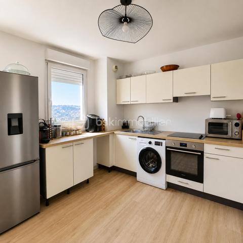 Nice / Corniche Fleurie 

Au cœur d’une résidence récente avec ascenseur, découvrez ce superbe appartement traversant de 3 pièces de 68m², situé au 2ᵉ et dernier étage.

La résidence séduit par son environnement privilégié et verdoyant, offrant une piscine, plus de 2 500 m² d’espaces verts privatifs exclusivement réservés aux copropriétaires, ainsi que de nombreux stationnements collectifs.

Dès l’entrée, vous découvrirez une spacieuse pièce de vie de plus de 20 m², baignée de lumière et sublimée par une décoration raffinée et harmonieuse. Le séjour, équipé de la climatisation, s’ouvre sur une agréable terrasse de 9,50 m² exposée Ouest, bénéficiant d’une vue totalement dégagée avec aperçu mer, idéale pour profiter pleinement des beaux jours.

Une grande cuisine indépendante aménagée, attenante au séjour, bénéficie elle aussi d’une belle luminosité grâce à sa fenêtre ouvrant sur une vue totalement dégagée. Un cadre particulièrement agréable au quotidien, qui prolonge la sensation d’espace et d’ouverture de l’appartement

Parfaitement séparé par un dégagement avec rangements, l’espace nuit se compose de deux chambres confortables, d’une salle de bains et d’un WC indépendant, offrant un agencement aussi fonctionnel qu’agréable.

 Un garage fermé complète ce bien, véritable confort au quotidien.
 Possobilité d' acquérir un second garage en sus.

Lumineux, traversant et parfaitement entretenu, cet appartement séduit par son atmosphère chaleureuse, sa décoration soignée, son dernier étage et son environnement verdoyant.

Un bien où confort, sérénité et qualité de vie se conjuguent au quotidien.