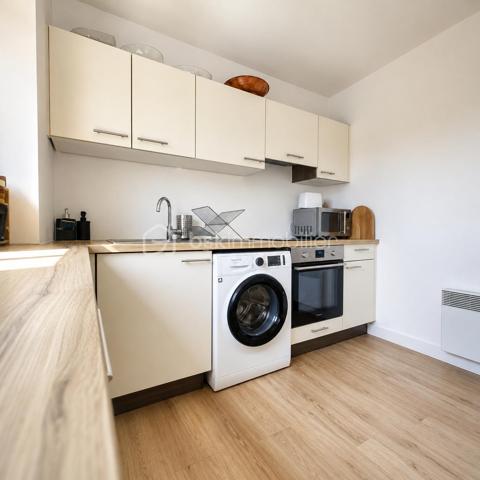 Nice / Corniche Fleurie 

Au cœur d’une résidence récente avec ascenseur, découvrez ce superbe appartement traversant de 3 pièces de 68m², situé au 2ᵉ et dernier étage.

La résidence séduit par son environnement privilégié et verdoyant, offrant une piscine, plus de 2 500 m² d’espaces verts privatifs exclusivement réservés aux copropriétaires, ainsi que de nombreux stationnements collectifs.

Dès l’entrée, vous découvrirez une spacieuse pièce de vie de plus de 20 m², baignée de lumière et sublimée par une décoration raffinée et harmonieuse. Le séjour, équipé de la climatisation, s’ouvre sur une agréable terrasse de 9,50 m² exposée Ouest, bénéficiant d’une vue totalement dégagée avec aperçu mer, idéale pour profiter pleinement des beaux jours.

Une grande cuisine indépendante aménagée, attenante au séjour, bénéficie elle aussi d’une belle luminosité grâce à sa fenêtre ouvrant sur une vue totalement dégagée. Un cadre particulièrement agréable au quotidien, qui prolonge la sensation d’espace et d’ouverture de l’appartement

Parfaitement séparé par un dégagement avec rangements, l’espace nuit se compose de deux chambres confortables, d’une salle de bains et d’un WC indépendant, offrant un agencement aussi fonctionnel qu’agréable.

 Un garage fermé complète ce bien, véritable confort au quotidien.
 Possobilité d' acquérir un second garage en sus.

Lumineux, traversant et parfaitement entretenu, cet appartement séduit par son atmosphère chaleureuse, sa décoration soignée, son dernier étage et son environnement verdoyant.

Un bien où confort, sérénité et qualité de vie se conjuguent au quotidien.