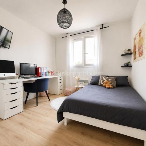 Nice / Corniche Fleurie 

Au cœur d’une résidence récente avec ascenseur, découvrez ce superbe appartement traversant de 3 pièces de 68m², situé au 2ᵉ et dernier étage.

La résidence séduit par son environnement privilégié et verdoyant, offrant une piscine, plus de 2 500 m² d’espaces verts privatifs exclusivement réservés aux copropriétaires, ainsi que de nombreux stationnements collectifs.

Dès l’entrée, vous découvrirez une spacieuse pièce de vie de plus de 20 m², baignée de lumière et sublimée par une décoration raffinée et harmonieuse. Le séjour, équipé de la climatisation, s’ouvre sur une agréable terrasse de 9,50 m² exposée Ouest, bénéficiant d’une vue totalement dégagée avec aperçu mer, idéale pour profiter pleinement des beaux jours.

Une grande cuisine indépendante aménagée, attenante au séjour, bénéficie elle aussi d’une belle luminosité grâce à sa fenêtre ouvrant sur une vue totalement dégagée. Un cadre particulièrement agréable au quotidien, qui prolonge la sensation d’espace et d’ouverture de l’appartement

Parfaitement séparé par un dégagement avec rangements, l’espace nuit se compose de deux chambres confortables, d’une salle de bains et d’un WC indépendant, offrant un agencement aussi fonctionnel qu’agréable.

 Un garage fermé complète ce bien, véritable confort au quotidien.
 Possobilité d' acquérir un second garage en sus.

Lumineux, traversant et parfaitement entretenu, cet appartement séduit par son atmosphère chaleureuse, sa décoration soignée, son dernier étage et son environnement verdoyant.

Un bien où confort, sérénité et qualité de vie se conjuguent au quotidien.