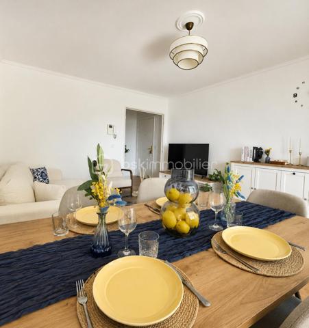 Nice / Corniche Fleurie 

Au cœur d’une résidence récente avec ascenseur, découvrez ce superbe appartement traversant de 3 pièces de 68m², situé au 2ᵉ et dernier étage.

La résidence séduit par son environnement privilégié et verdoyant, offrant une piscine, plus de 2 500 m² d’espaces verts privatifs exclusivement réservés aux copropriétaires, ainsi que de nombreux stationnements collectifs.

Dès l’entrée, vous découvrirez une spacieuse pièce de vie de plus de 20 m², baignée de lumière et sublimée par une décoration raffinée et harmonieuse. Le séjour, équipé de la climatisation, s’ouvre sur une agréable terrasse de 9,50 m² exposée Ouest, bénéficiant d’une vue totalement dégagée avec aperçu mer, idéale pour profiter pleinement des beaux jours.

Une grande cuisine indépendante aménagée, attenante au séjour, bénéficie elle aussi d’une belle luminosité grâce à sa fenêtre ouvrant sur une vue totalement dégagée. Un cadre particulièrement agréable au quotidien, qui prolonge la sensation d’espace et d’ouverture de l’appartement

Parfaitement séparé par un dégagement avec rangements, l’espace nuit se compose de deux chambres confortables, d’une salle de bains et d’un WC indépendant, offrant un agencement aussi fonctionnel qu’agréable.

 Un garage fermé complète ce bien, véritable confort au quotidien.
 Possobilité d' acquérir un second garage en sus.

Lumineux, traversant et parfaitement entretenu, cet appartement séduit par son atmosphère chaleureuse, sa décoration soignée, son dernier étage et son environnement verdoyant.

Un bien où confort, sérénité et qualité de vie se conjuguent au quotidien.