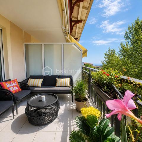 Nice / Corniche Fleurie 

Au cœur d’une résidence récente avec ascenseur, découvrez ce superbe appartement traversant de 3 pièces de 68m², situé au 2ᵉ et dernier étage.

La résidence séduit par son environnement privilégié et verdoyant, offrant une piscine, plus de 2 500 m² d’espaces verts privatifs exclusivement réservés aux copropriétaires, ainsi que de nombreux stationnements collectifs.

Dès l’entrée, vous découvrirez une spacieuse pièce de vie de plus de 20 m², baignée de lumière et sublimée par une décoration raffinée et harmonieuse. Le séjour, équipé de la climatisation, s’ouvre sur une agréable terrasse de 9,50 m² exposée Ouest, bénéficiant d’une vue totalement dégagée avec aperçu mer, idéale pour profiter pleinement des beaux jours.

Une grande cuisine indépendante aménagée, attenante au séjour, bénéficie elle aussi d’une belle luminosité grâce à sa fenêtre ouvrant sur une vue totalement dégagée. Un cadre particulièrement agréable au quotidien, qui prolonge la sensation d’espace et d’ouverture de l’appartement

Parfaitement séparé par un dégagement avec rangements, l’espace nuit se compose de deux chambres confortables, d’une salle de bains et d’un WC indépendant, offrant un agencement aussi fonctionnel qu’agréable.

 Un garage fermé complète ce bien, véritable confort au quotidien.
 Possobilité d' acquérir un second garage en sus.

Lumineux, traversant et parfaitement entretenu, cet appartement séduit par son atmosphère chaleureuse, sa décoration soignée, son dernier étage et son environnement verdoyant.

Un bien où confort, sérénité et qualité de vie se conjuguent au quotidien.