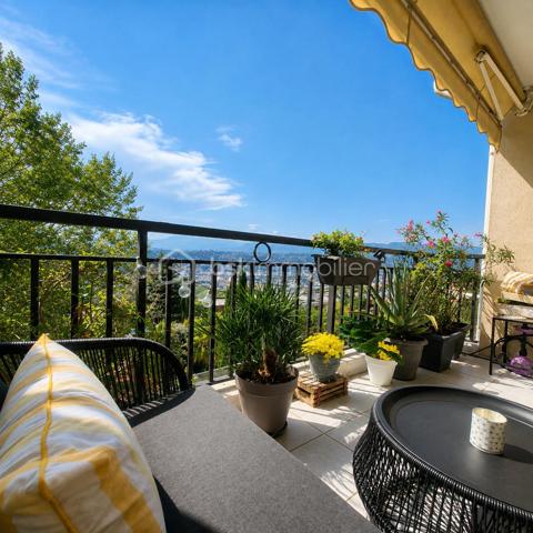 Nice / Corniche Fleurie 

Au cœur d’une résidence récente avec ascenseur, découvrez ce superbe appartement traversant de 3 pièces de 68m², situé au 2ᵉ et dernier étage.

La résidence séduit par son environnement privilégié et verdoyant, offrant une piscine, plus de 2 500 m² d’espaces verts privatifs exclusivement réservés aux copropriétaires, ainsi que de nombreux stationnements collectifs.

Dès l’entrée, vous découvrirez une spacieuse pièce de vie de plus de 20 m², baignée de lumière et sublimée par une décoration raffinée et harmonieuse. Le séjour, équipé de la climatisation, s’ouvre sur une agréable terrasse de 9,50 m² exposée Ouest, bénéficiant d’une vue totalement dégagée avec aperçu mer, idéale pour profiter pleinement des beaux jours.

Une grande cuisine indépendante aménagée, attenante au séjour, bénéficie elle aussi d’une belle luminosité grâce à sa fenêtre ouvrant sur une vue totalement dégagée. Un cadre particulièrement agréable au quotidien, qui prolonge la sensation d’espace et d’ouverture de l’appartement

Parfaitement séparé par un dégagement avec rangements, l’espace nuit se compose de deux chambres confortables, d’une salle de bains et d’un WC indépendant, offrant un agencement aussi fonctionnel qu’agréable.

 Un garage fermé complète ce bien, véritable confort au quotidien.
 Possobilité d' acquérir un second garage en sus.

Lumineux, traversant et parfaitement entretenu, cet appartement séduit par son atmosphère chaleureuse, sa décoration soignée, son dernier étage et son environnement verdoyant.

Un bien où confort, sérénité et qualité de vie se conjuguent au quotidien.
