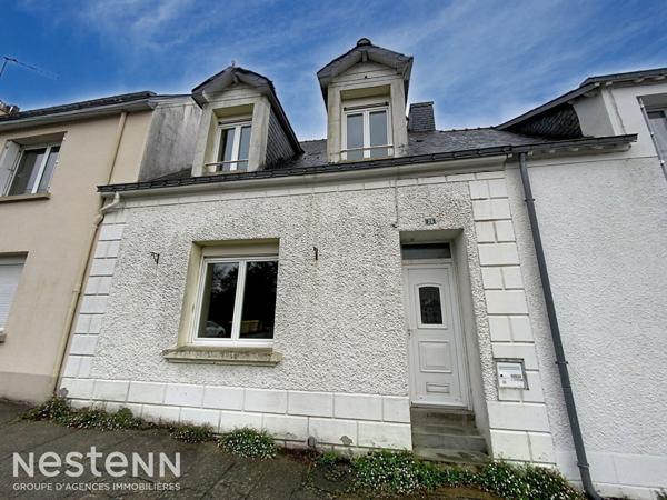 Maison de bourg des années 40 à rénover, 90m², 2 chambres et un bureau