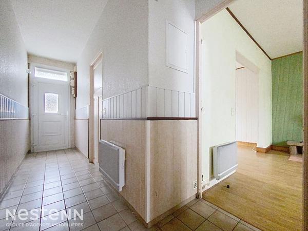 Maison de bourg des années 40 à rénover, 90m², 2 chambres et un bureau