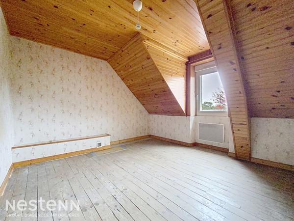 Maison de bourg des années 40 à rénover, 90m², 2 chambres et un bureau