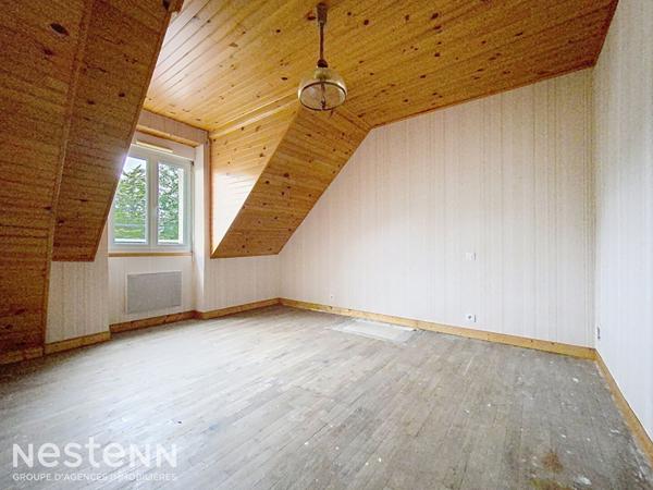 Maison de bourg des années 40 à rénover, 90m², 2 chambres et un bureau