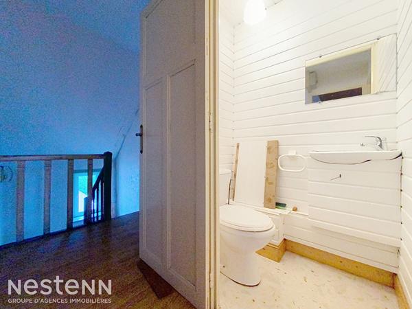 Maison de bourg des années 40 à rénover, 90m², 2 chambres et un bureau