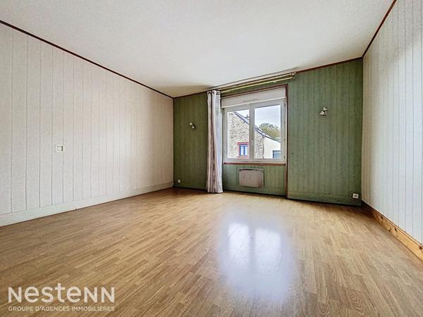 Maison de bourg des années 40 à rénover, 90m², 2 chambres et un bureau