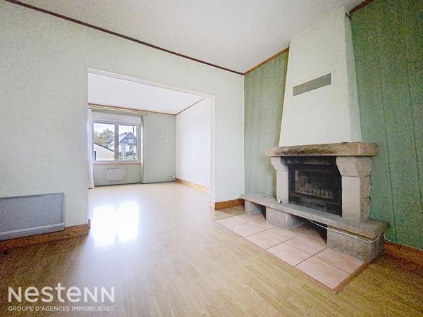 Maison de bourg des années 40 à rénover, 90m², 2 chambres et un bureau