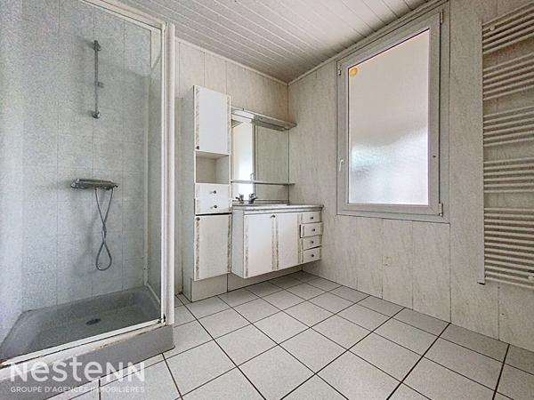 Maison de bourg des années 40 à rénover, 90m², 2 chambres et un bureau