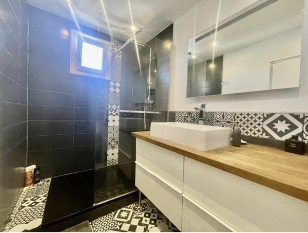 Marseille (13007) VENTE APPARTEMENT/ PARKING 75 M2 TYPE 3 BALCONS VUE MER NOTRE DAME RUE CELINA 13007 MARSEILLE