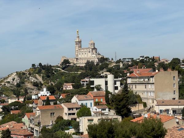 Marseille (13007) VENTE APPARTEMENT/ PARKING 75 M2 TYPE 3 BALCONS VUE MER NOTRE DAME RUE CELINA 13007 MARSEILLE