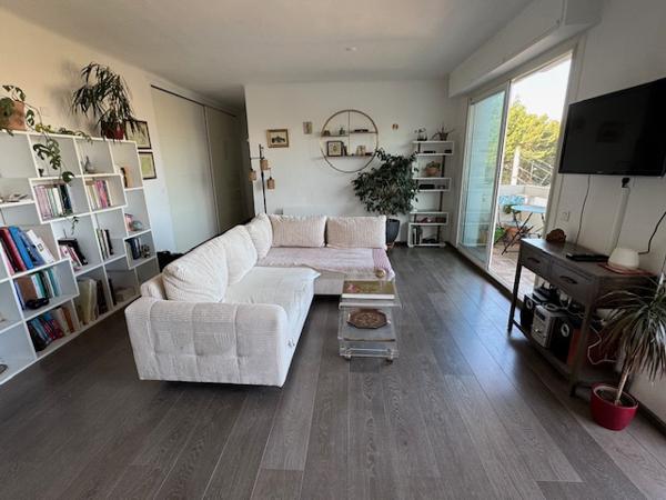 Marseille (13007) VENTE APPARTEMENT/ PARKING 75 M2 TYPE 3 BALCONS VUE MER NOTRE DAME RUE CELINA 13007 MARSEILLE