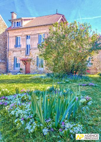 Versailles Montreuil St-Symphorien - Maison 9 pièces de 182 m² habitables et 265 m² au sol sur parcelle d'environ 440 m². €1 790 000 ** - Référence 25349