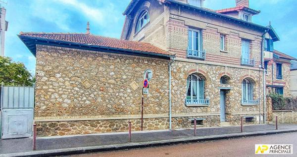 Versailles Montreuil St-Symphorien - Maison 9 pièces de 182 m² habitables et 265 m² au sol sur parcelle d'environ 440 m². €1 790 000 ** - Référence 25349