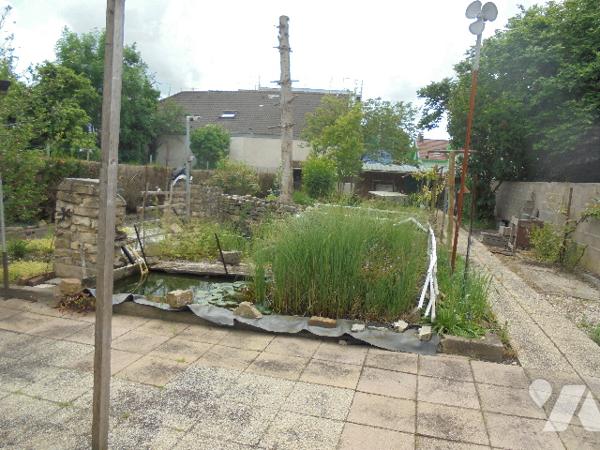 Maison avec jardin, située dans la rue principale de THAON, à proximité immédiate des commerces