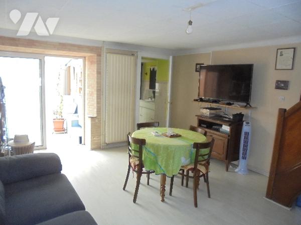 Maison avec jardin, située dans la rue principale de THAON, à proximité immédiate des commerces