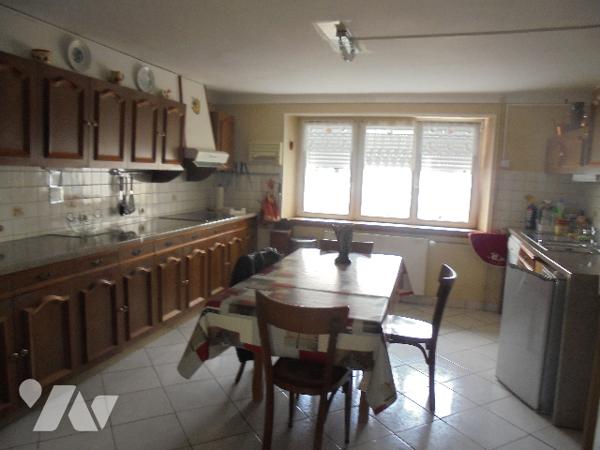 Maison avec jardin, située dans la rue principale de THAON, à proximité immédiate des commerces