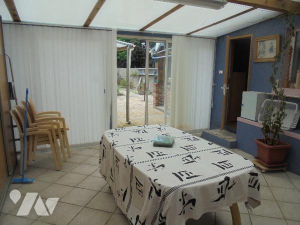 Maison avec jardin, située dans la rue principale de THAON, à proximité immédiate des commerces