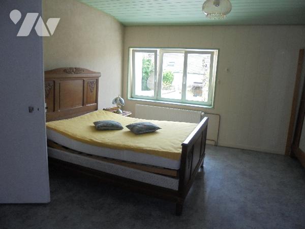 Maison avec jardin, située dans la rue principale de THAON, à proximité immédiate des commerces