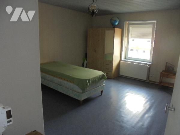 Maison avec jardin, située dans la rue principale de THAON, à proximité immédiate des commerces