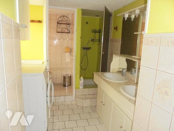 Maison avec jardin, située dans la rue principale de THAON, à proximité immédiate des commerces