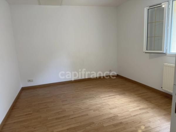 SITUÉ À 10 MINUTES DU MANS - Appartement 2 pièces de plain-pied rénové avec une place de stationnement