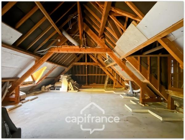 Pavillon de 126 m² avec terrain de 5 240,00 m² , sous-sol complet.