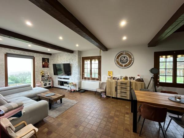 Pavillon de 126 m² avec terrain de 5 240,00 m² , sous-sol complet.