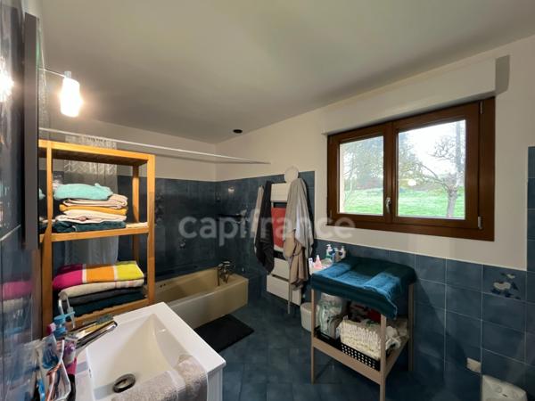 Pavillon de 126 m² avec terrain de 5 240,00 m² , sous-sol complet.