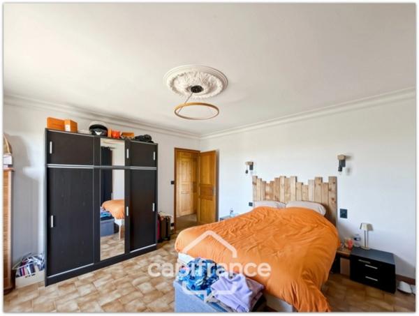 Pavillon de 126 m² avec terrain de 5 240,00 m² , sous-sol complet.