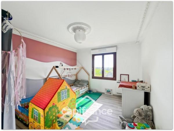 Pavillon de 126 m² avec terrain de 5 240,00 m² , sous-sol complet.