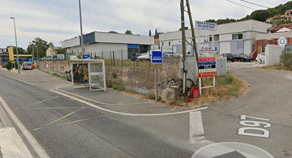 LOCAL PROFESSIONNEL SOLLIES VILLE 96 M² + 30 m² STOCKAGE