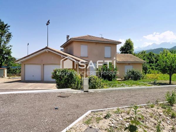 Maison familiale avec double garage et jardin au calme