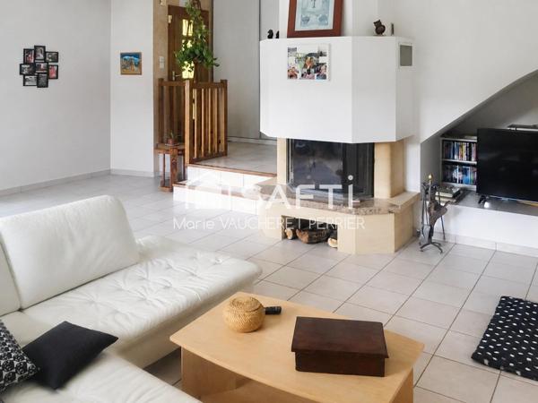 Maison familiale avec double garage et jardin au calme