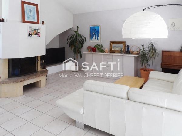 Maison familiale avec double garage et jardin au calme