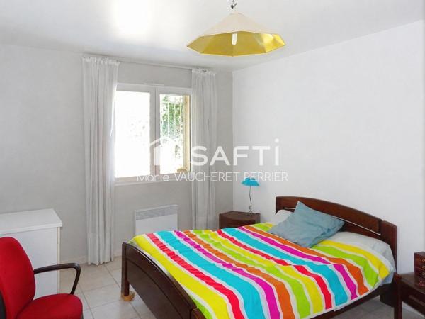 Maison familiale avec double garage et jardin au calme