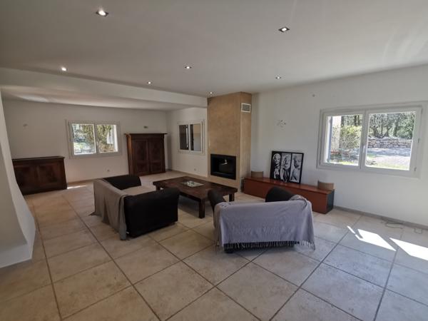 Propriete
                                                                                                                                                                                                                                                                                                                        5 pièce(s)                                                                                                                                                                                                          4 chambre(s)                                                                                                                                                                                                          200  m²