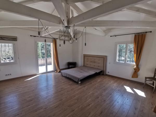 Propriete
                                                                                                                                                                                                                                                                                                                        5 pièce(s)                                                                                                                                                                                                          4 chambre(s)                                                                                                                                                                                                          200  m²