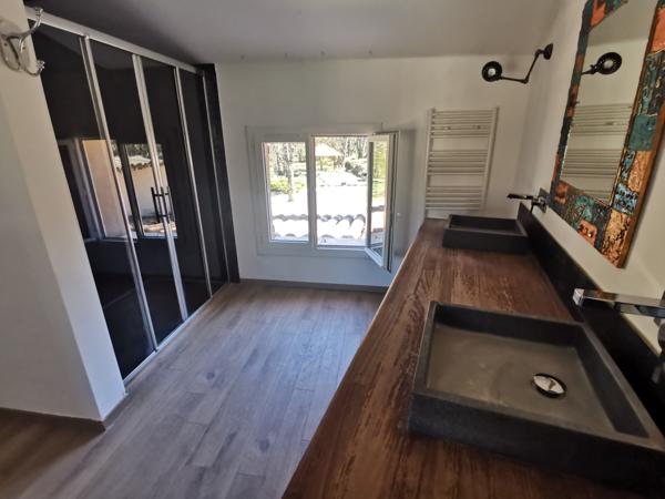 Propriete
                                                                                                                                                                                                                                                                                                                        5 pièce(s)                                                                                                                                                                                                          4 chambre(s)                                                                                                                                                                                                          200  m²