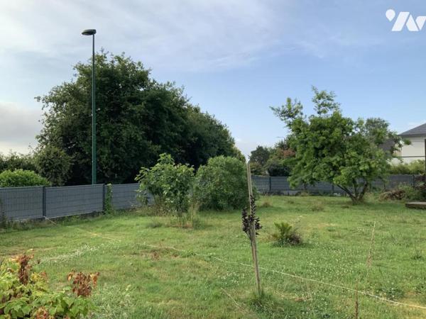 BADEN - Uniquement dans votre étude. Terrain à bâtir à pied du bourg.