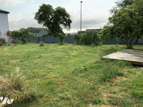 BADEN - Uniquement dans votre étude. Terrain à bâtir à pied du bourg.