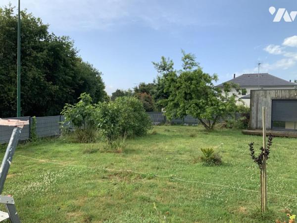 BADEN - Uniquement dans votre étude. Terrain à bâtir à pied du bourg.